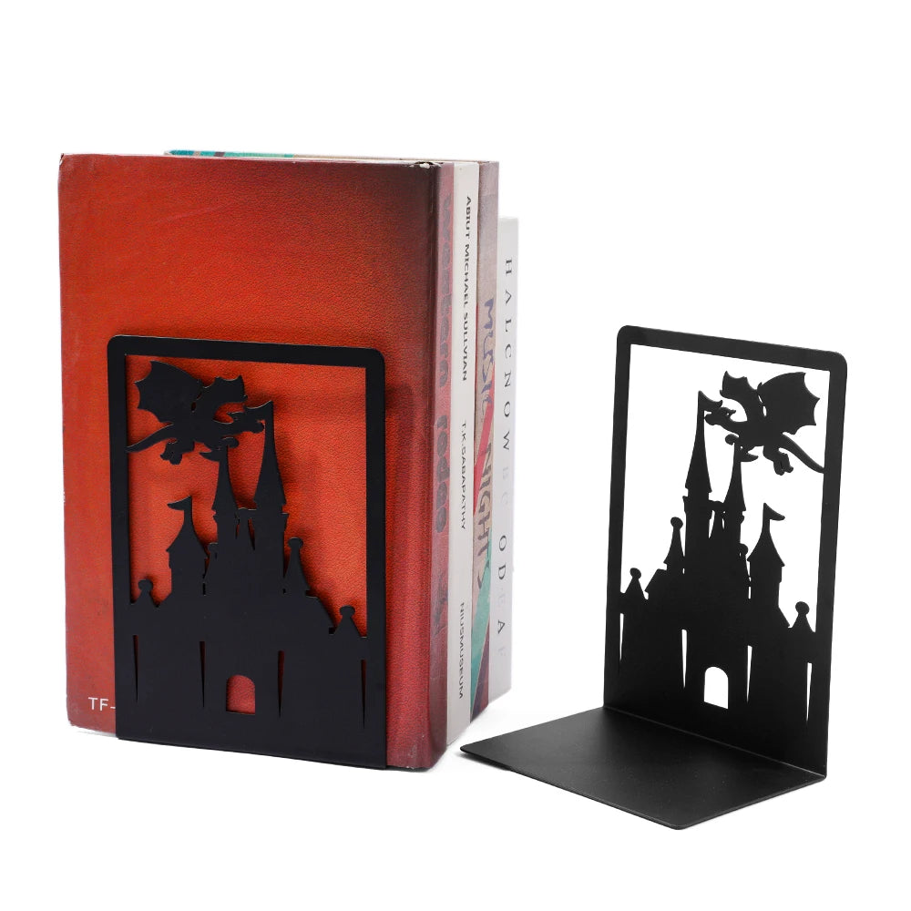Un juego creativo de estantería de metal negro con diseños de castillo y dragones, que proporciona soporte de libros antideslizante para entusiastas de la fantasía.