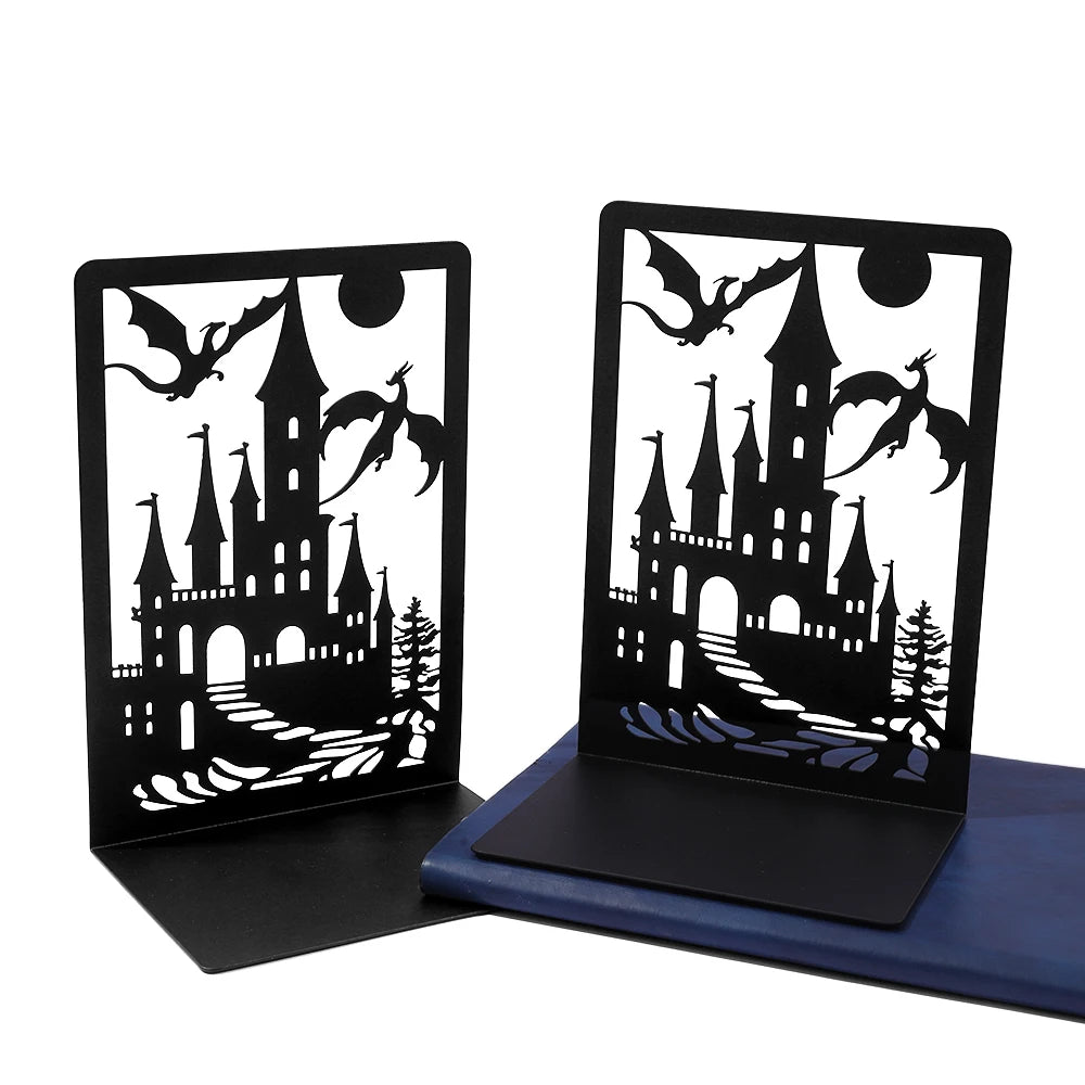 Un juego creativo de estantería de metal negro con diseños de castillo y dragones, que proporciona soporte de libros antideslizante para entusiastas de la fantasía.