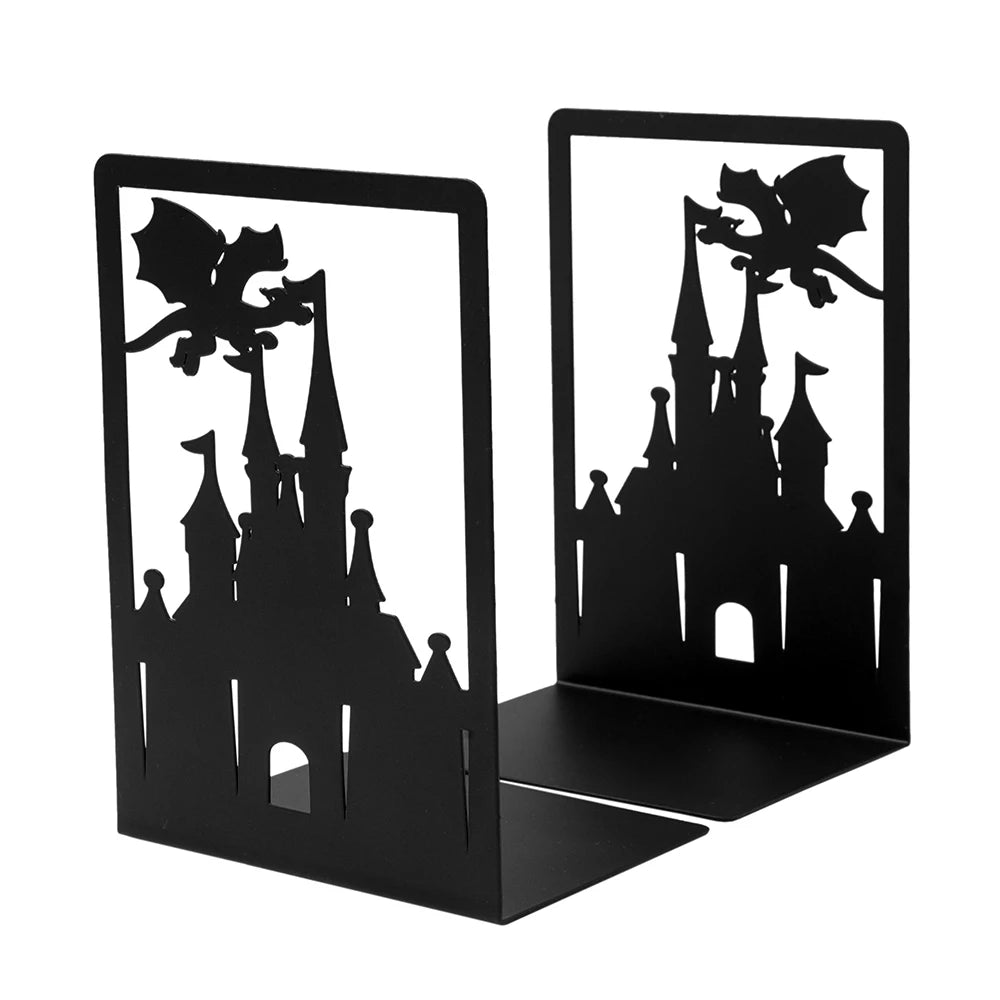Un juego creativo de estantería de metal negro con diseños de castillo y dragones, que proporciona soporte de libros antideslizante para entusiastas de la fantasía.
