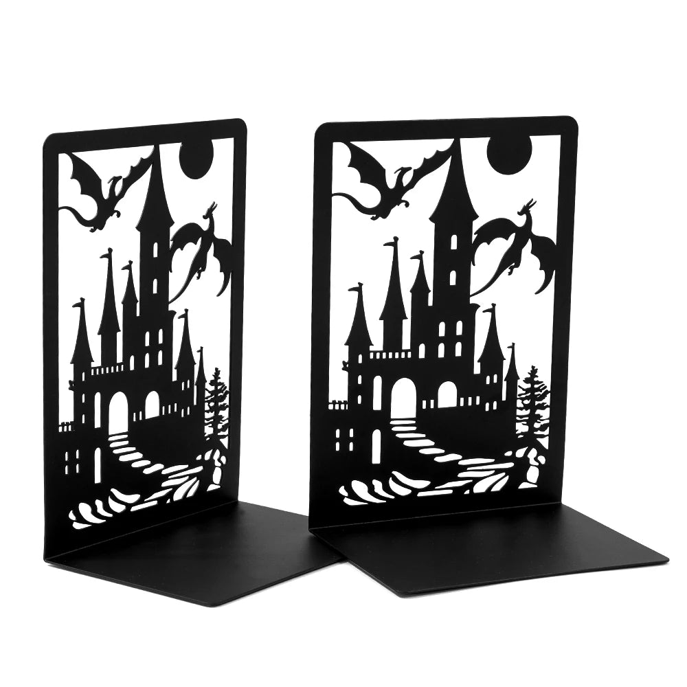 Un juego creativo de estantería de metal negro con diseños de castillo y dragones, que proporciona soporte de libros antideslizante para entusiastas de la fantasía.