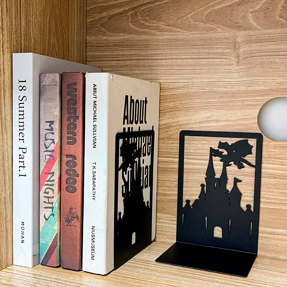 Un juego creativo de estantería de metal negro con diseños de castillo y dragones, que proporciona soporte de libros antideslizante para entusiastas de la fantasía.