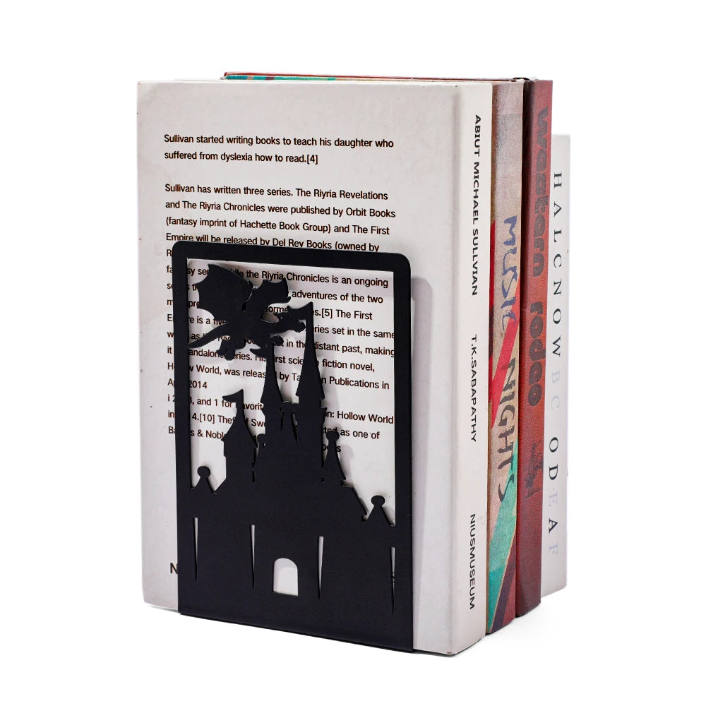 Un juego creativo de estantería de metal negro con diseños de castillo y dragones, que proporciona soporte de libros antideslizante para entusiastas de la fantasía.
