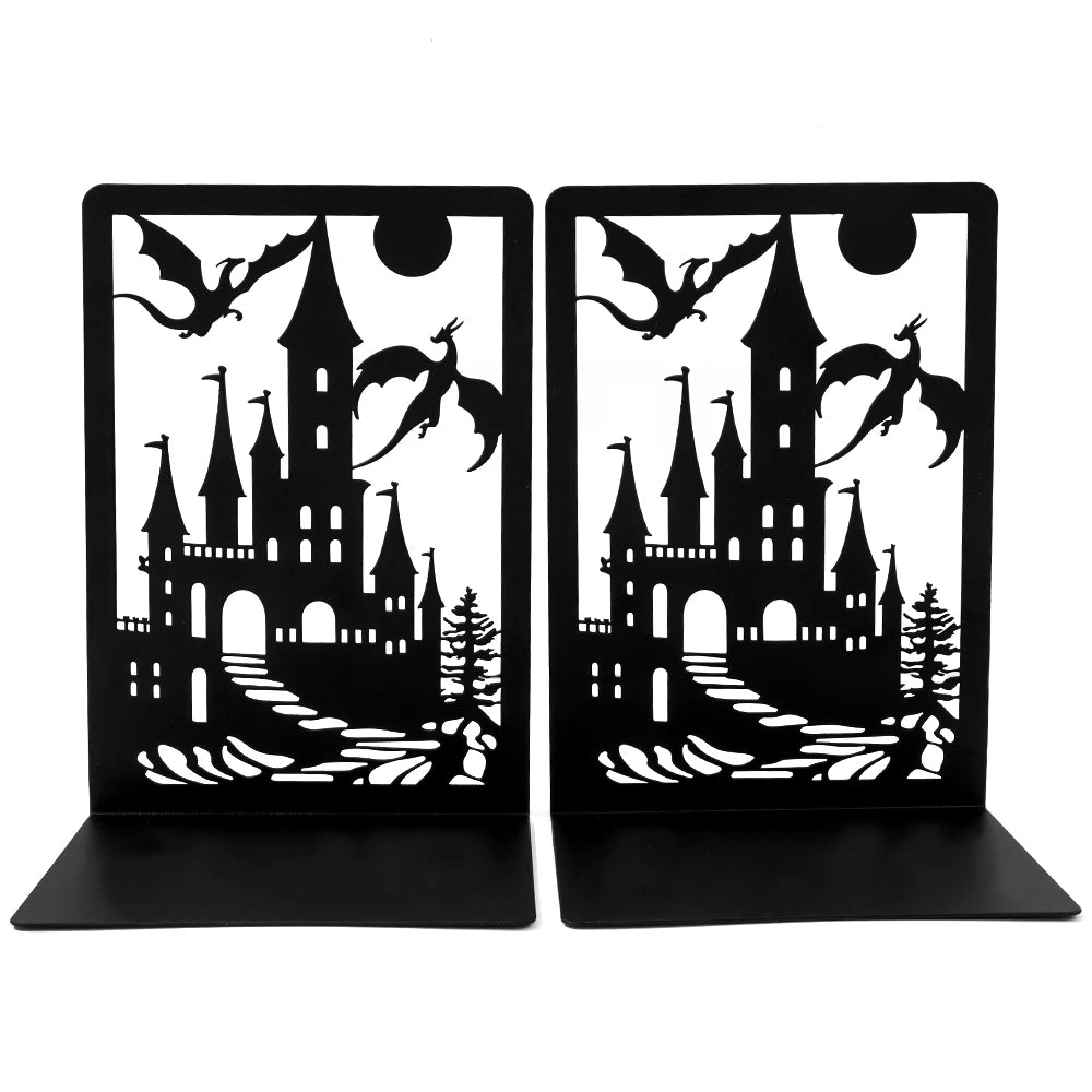 Un juego creativo de estantería de metal negro con diseños de castillo y dragones, que proporciona soporte de libros antideslizante para entusiastas de la fantasía.