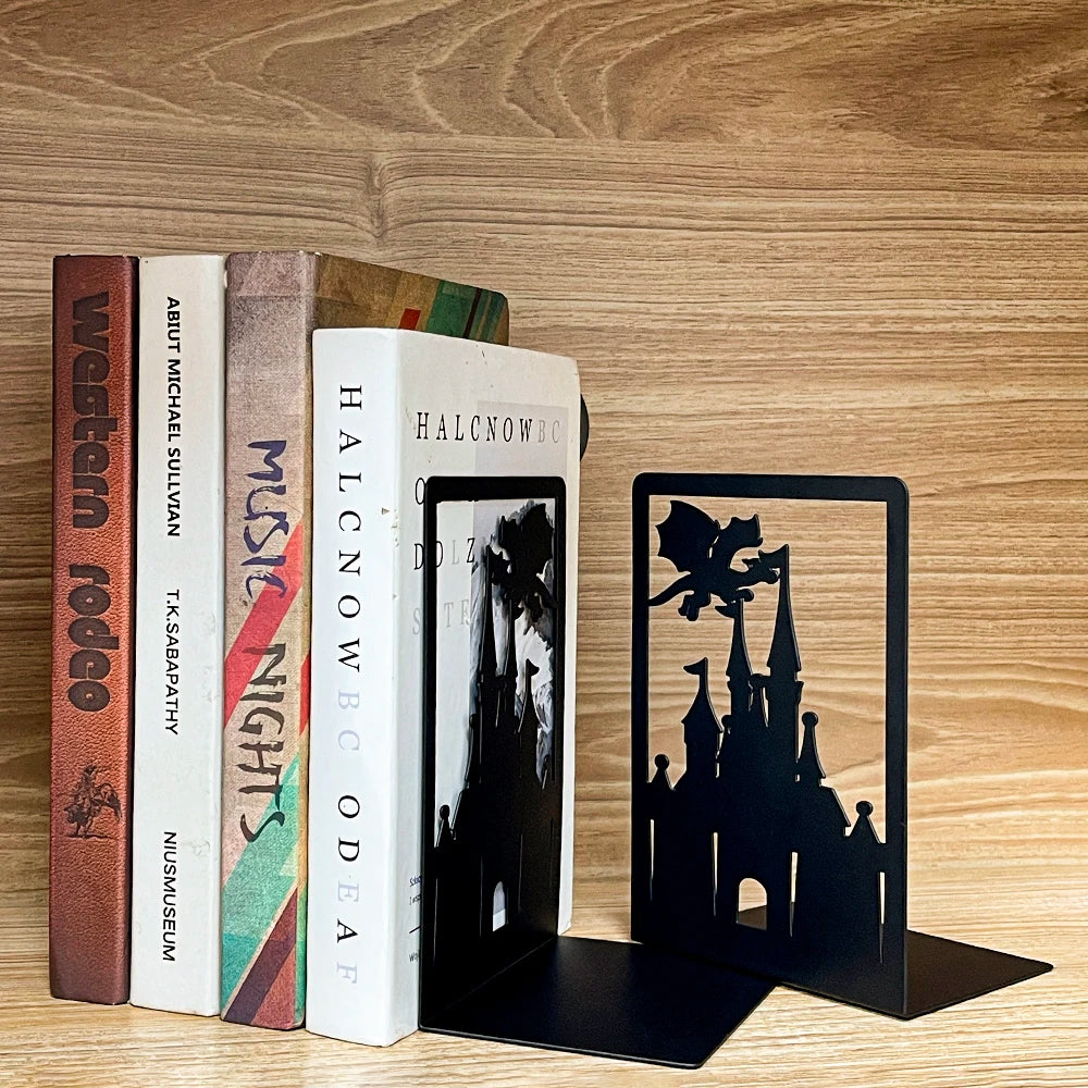 Un juego creativo de estantería de metal negro con diseños de castillo y dragones, que proporciona soporte de libros antideslizante para entusiastas de la fantasía.