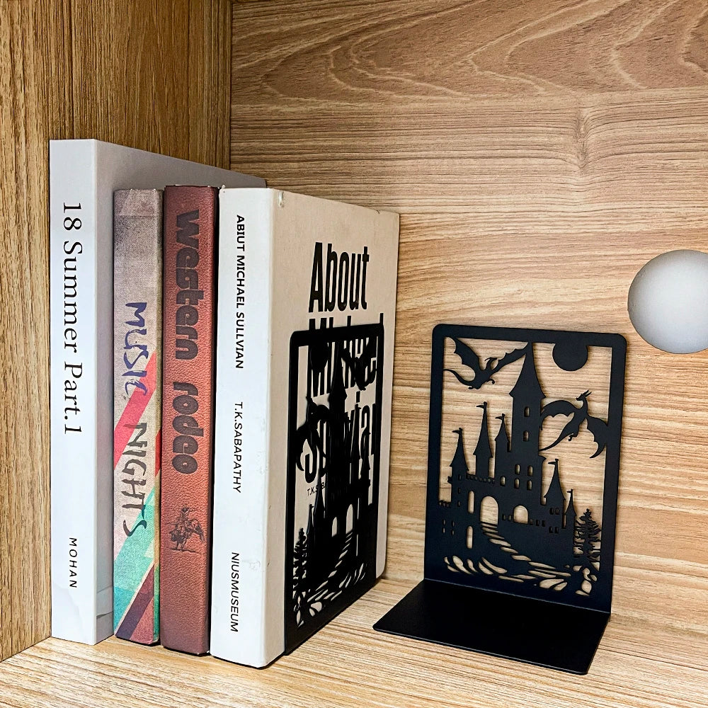 Un juego creativo de estantería de metal negro con diseños de castillo y dragones, que proporciona soporte de libros antideslizante para entusiastas de la fantasía.