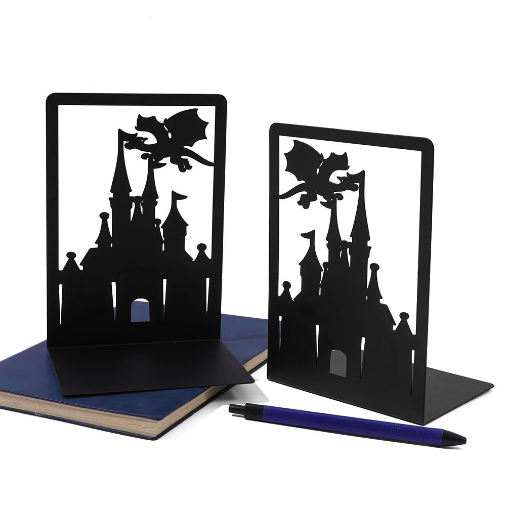 Un juego creativo de estantería de metal negro con diseños de castillo y dragones, que proporciona soporte de libros antideslizante para entusiastas de la fantasía.