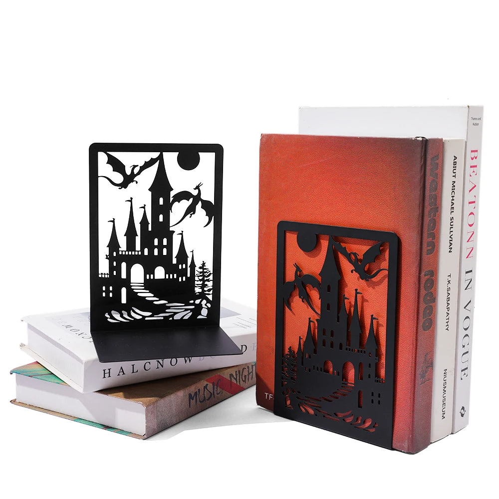 Un juego creativo de estantería de metal negro con diseños de castillo y dragones, que proporciona soporte de libros antideslizante para entusiastas de la fantasía.