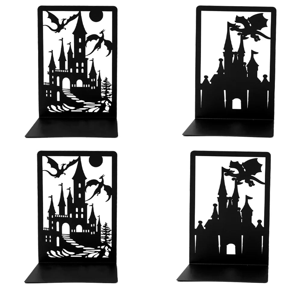 Un juego creativo de estantería de metal negro con diseños de castillo y dragones, que proporciona soporte de libros antideslizante para entusiastas de la fantasía.